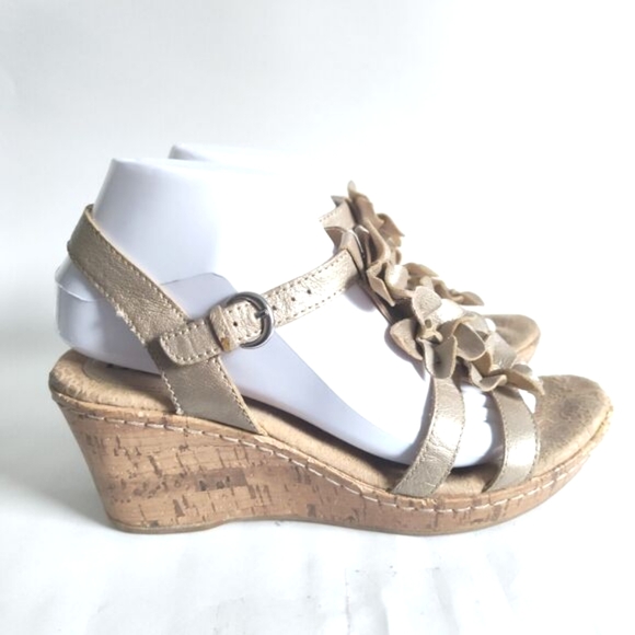 Børn Shoes - Bolo Born Metallic Gold Leather T-Strap Flowers Womens Size 8 Wedge Heel Sandals